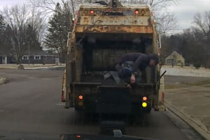 O momento em que suspeito que fugia à polícia é apanhado escondido num caixote do lixo nos EUA 
