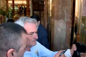 Vídeo mostra José Mourinho a regressar ao hotel em Madrid após sair sem explicação