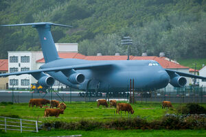 Avião de carga C-5M Super Galaxy, na Base das Lajes