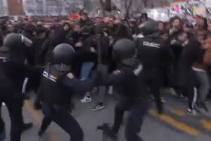 Carga policial contra adeptos do Benfica junto ao estádio do Real Madrid