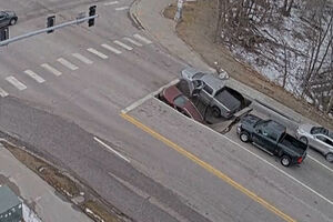 Cratera engole dois carros numa rua do Nebraska 
