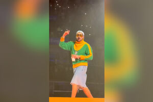 Bad Bunny homenageia Pelé durante concerto em São Paulo ao subir a palco com casaco usado pelo craque no Mundial de 1966