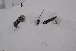 Imagens impressionantes mostram resgate de esquiador soterrado na neve 