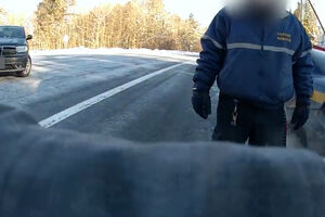 O momento em que polícia é atingido por carro descontrolado nos EUA 