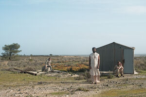 O elenco que interpreta, em palco, "Combate de Negro e de Cães"