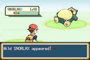 Um Snorlax selvagem de nível 30 surge num jogo Pokémon