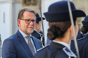 Ministro da Administração Interna garante estar "absolutamente blindado"