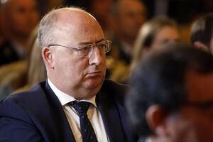 Ministro da Agricultura recebe subsídios de reintegração e alojamento em Lisboa