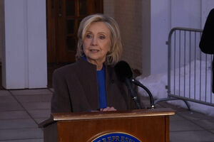 Hillary Clinton: “Não sei quantas vezes tive de dizer que não conhecia Jeffrey Epstein” 