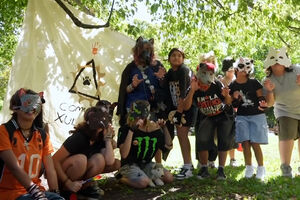 “Tenho momentos em que sou um cão”: Encontro de 'therians’ junta jovens vestidos de animais em Buenos Aires