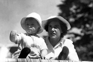 Carlos III com Mabel Anderson, que cuidou dele desde bebé