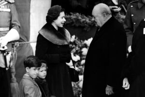 Isabel II conversa com Churchill, enquanto Carlos e Ana aguardam