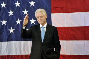 Clinton nega crimes de Epstein, critica Trump e descarta envolvimento de Hillary