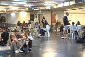 Israelitas procuram abrigo após lançamento de mísseis iranianos