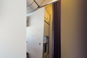 O momento em que comandante anuncia desvio de voo da Qatar Airways devido ao fecho do espaço aéreo iraquiano