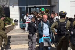 Famílias retiradas de um edifício danificado após interceção de míssil iraniano em Israel