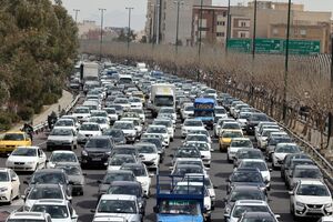 Trânsito compacto à saída de Teerão