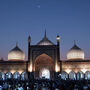 Centenas de pessoas reúnem-se na histórica Jama Masjid para quebrar jejum do Ramadão 