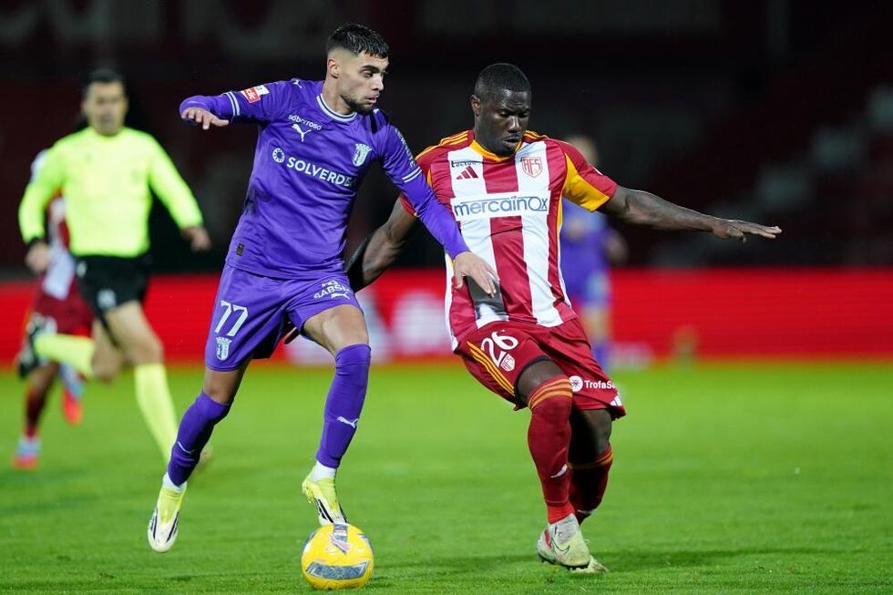 O jogador do AVS Ponk (D) em ação com o jogador do Sporting de Braga Gabri Martinez