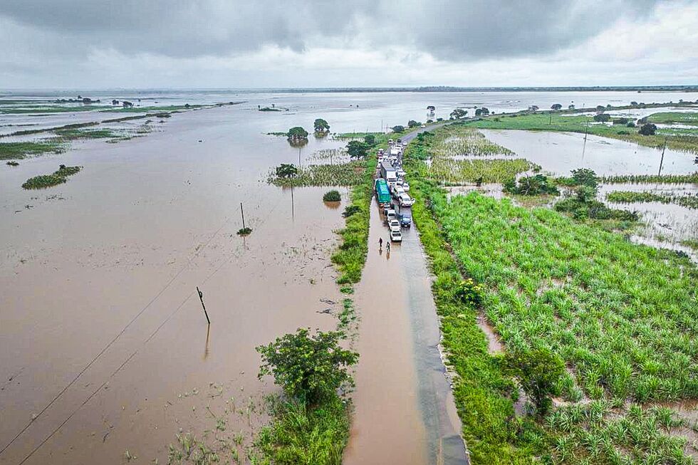Cheias em Moçambique provocam mortos e afetam centenas de milhares de pessoas.
