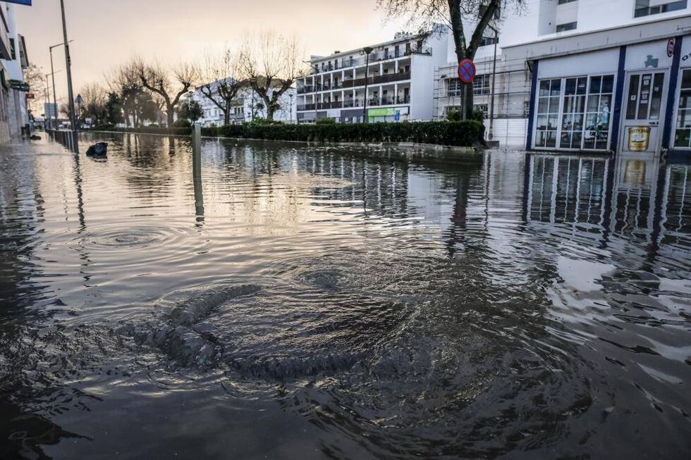 Rio Sado voltou a galgar as margens e inundou a Av dos Aviadores. Alcácer do Sal