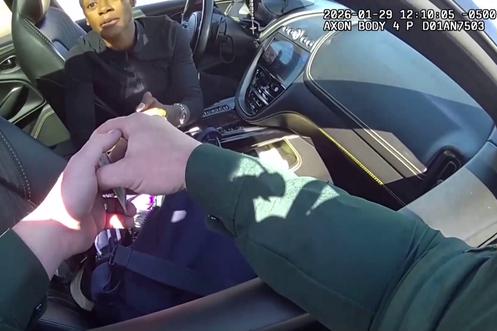 O momento em que a medalhista olímpica Sha'Carri Richardson é apanha a conduzir em excesso de velocidade