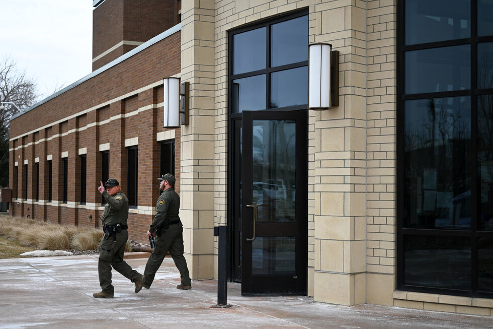 agentes da Patrulha da Fronteira dos EUA deixam o Tribunal do Rio Missouri