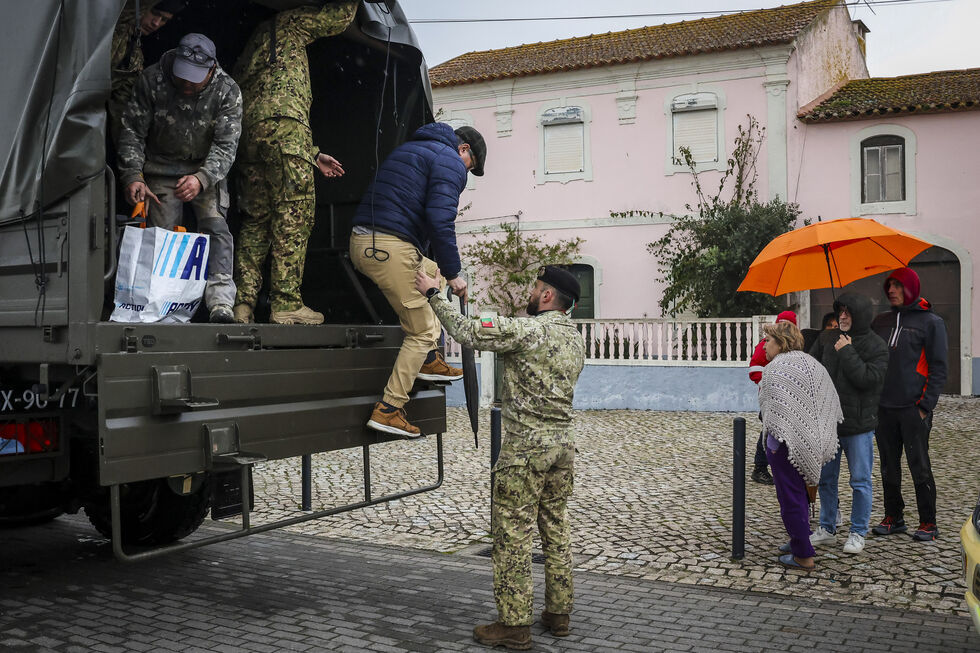 Rio Mondego está a causar inundações e cortes de estradas no Baixo Mondego, e já isolou a povoação apenas acessível através de transporte em viaturas do exército