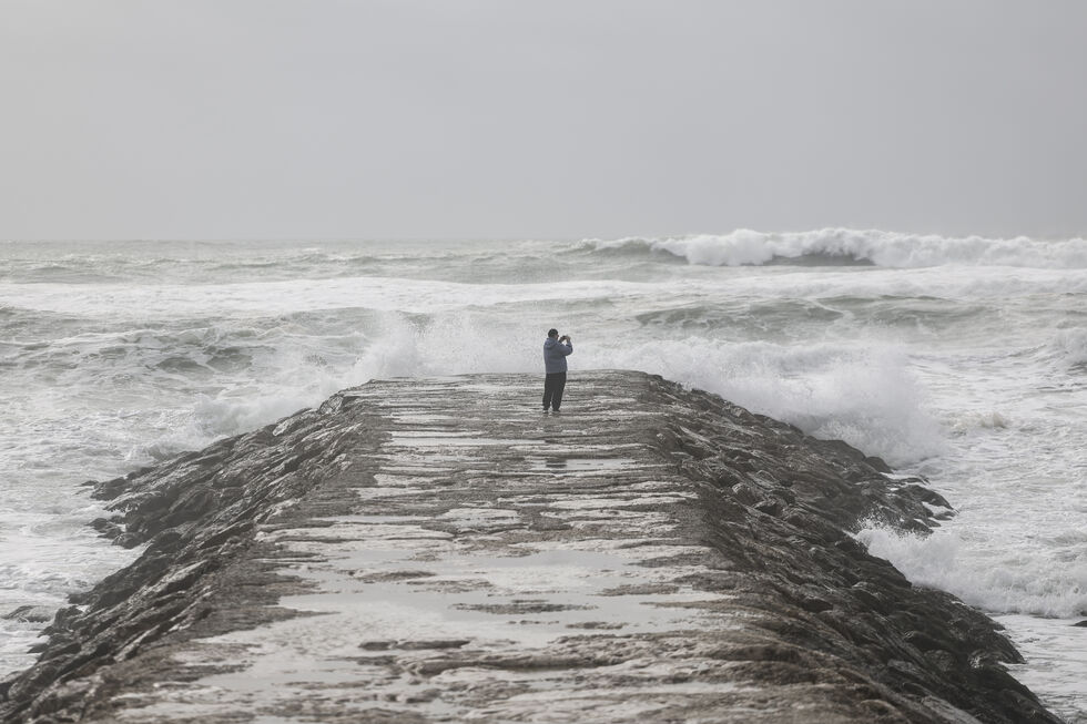 Ondas fortes na costa de Portugal após a passagem das depressões Kristin e Leonardo