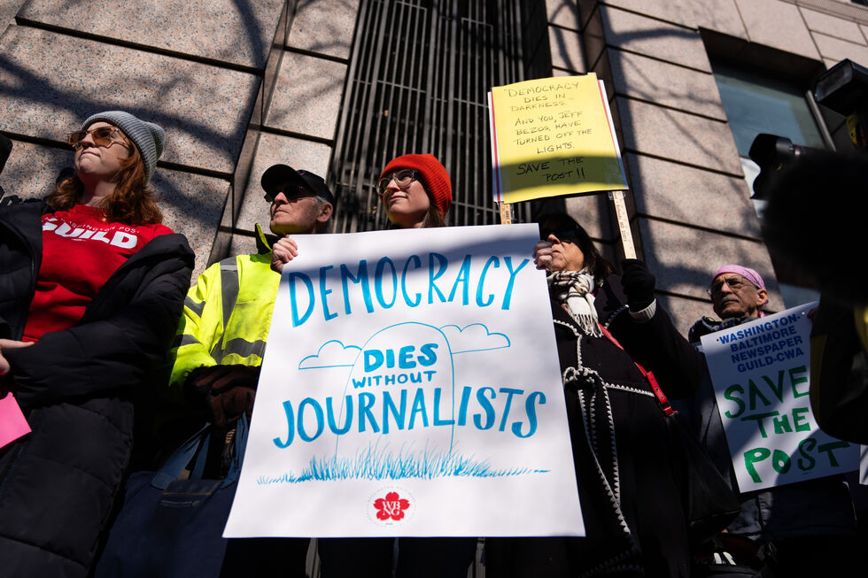 Protesto contra cortes no Washington Post após despedimentos
