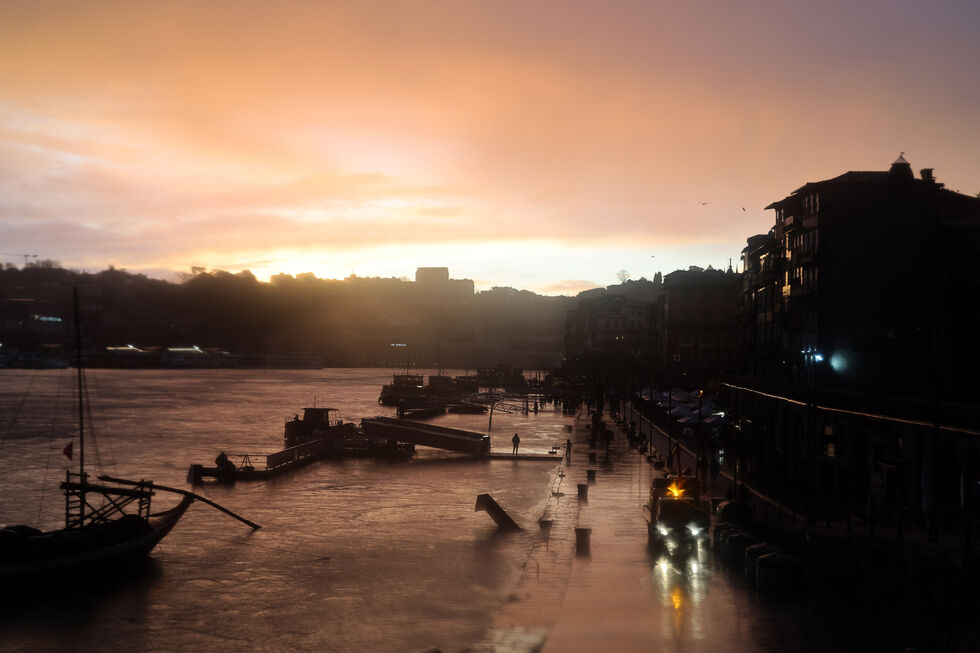 Cheias no Douro provocam transbordo nas margens do Porto e Gaia