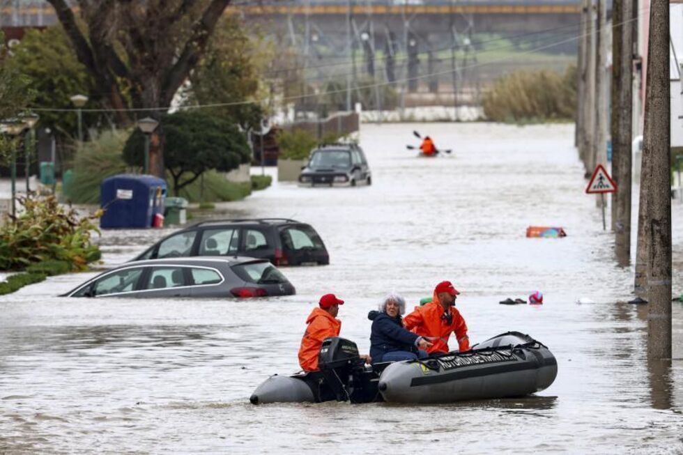 Bombeiros resgatam uma idosa após a passagem da depressão Kristin, em Alcácer do Sal