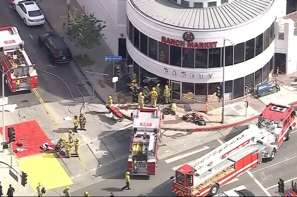 Três mortos e seis feridos após carro atropelar ciclista e colidir com mercado em Los Angeles