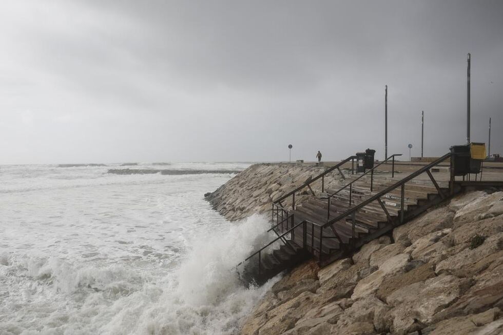 Agitação marítima deixa 12 distritos em alerta laranja