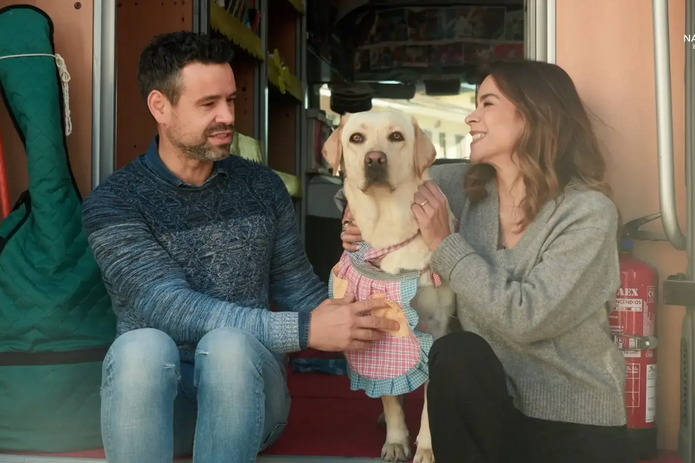 Livros, crianças e uma cadela muito especial. Como a Sakura ajuda crianças a criar hábitos de leitura