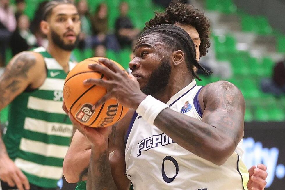 Javian Davis em ação durante o Sporting-FC Porto