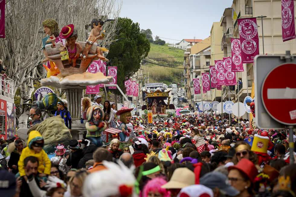 Multidão celebra no Carnaval de Torres Vedras