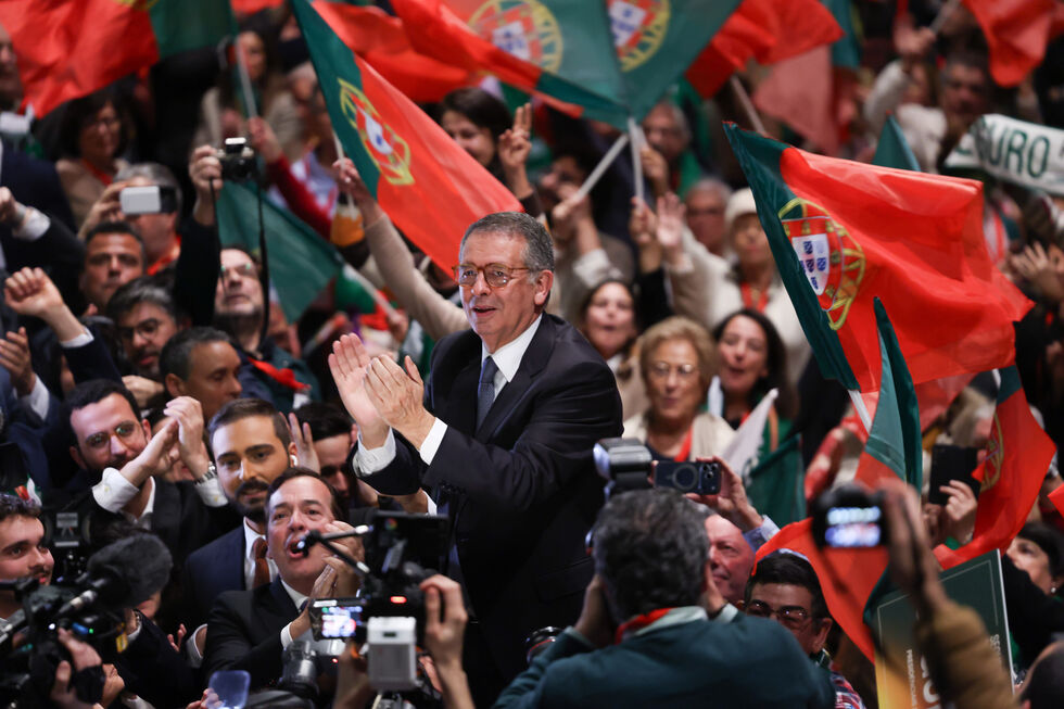 Marcelo Rebelo de Sousa discursa com bandeiras de Portugal e apoiantes