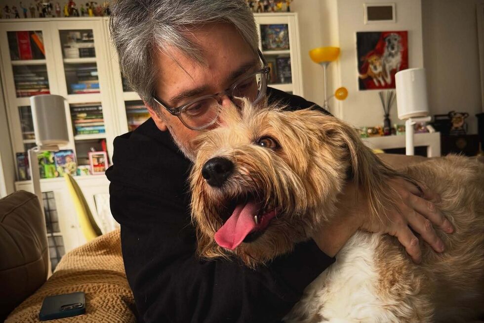 Nuno Markl regressa a casa e recebe carinho do seu cão.
