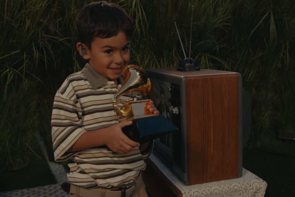 Bad Bunny entra um Grammy a uma criança durante a sua atuação no Super Bowl