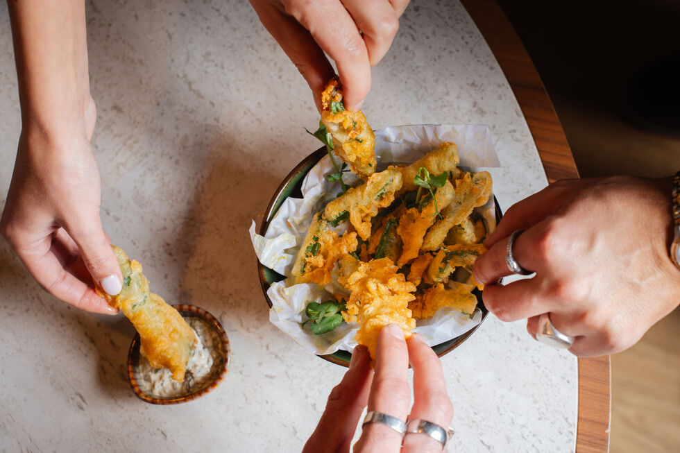 Pataniscas de camarão e pimentos com maionese de salsa (€13), um dos pratos em destaque na carta do novo restaurante Cais-me Bem, em Vila Nova de Gaia