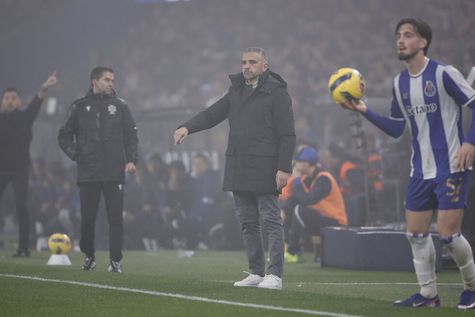 Rui Borges reage junto ao banco do Sporting durante o clássico com o FC Porto