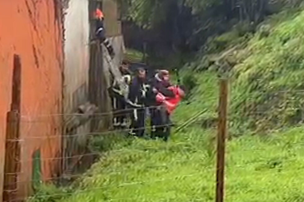 O momento em que bombeiro resgata idosa que tinha de ser retirada de casa devido ao mau tempo na Maia 