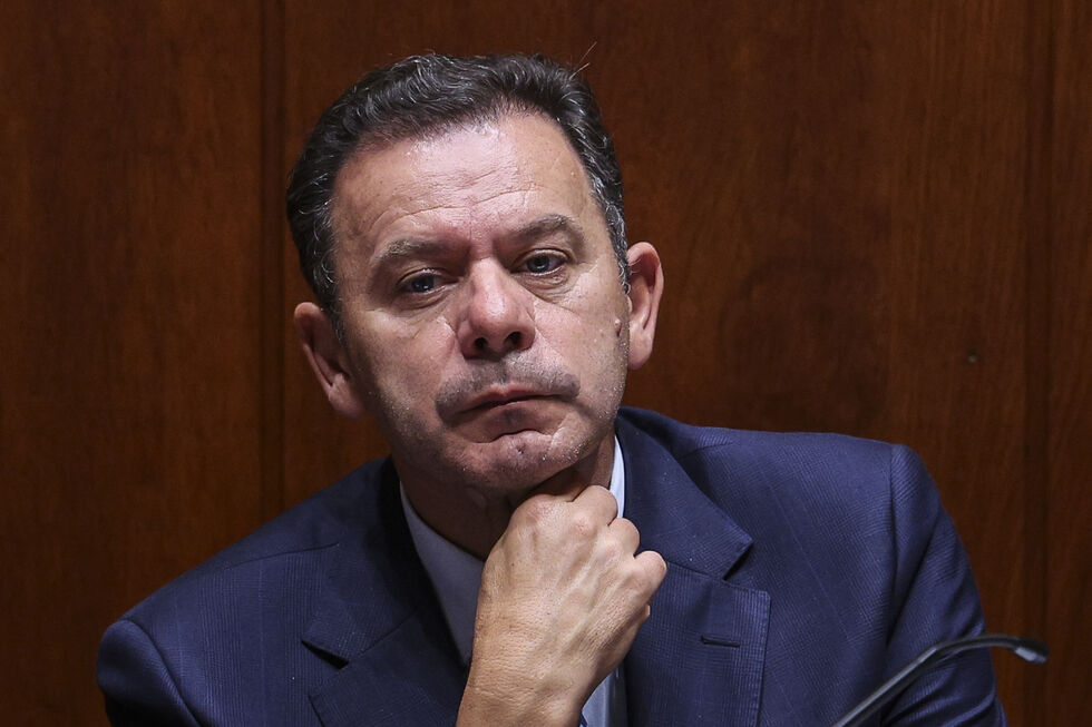 Montenegro debate mau tempo no parlamento após demissão no MAI