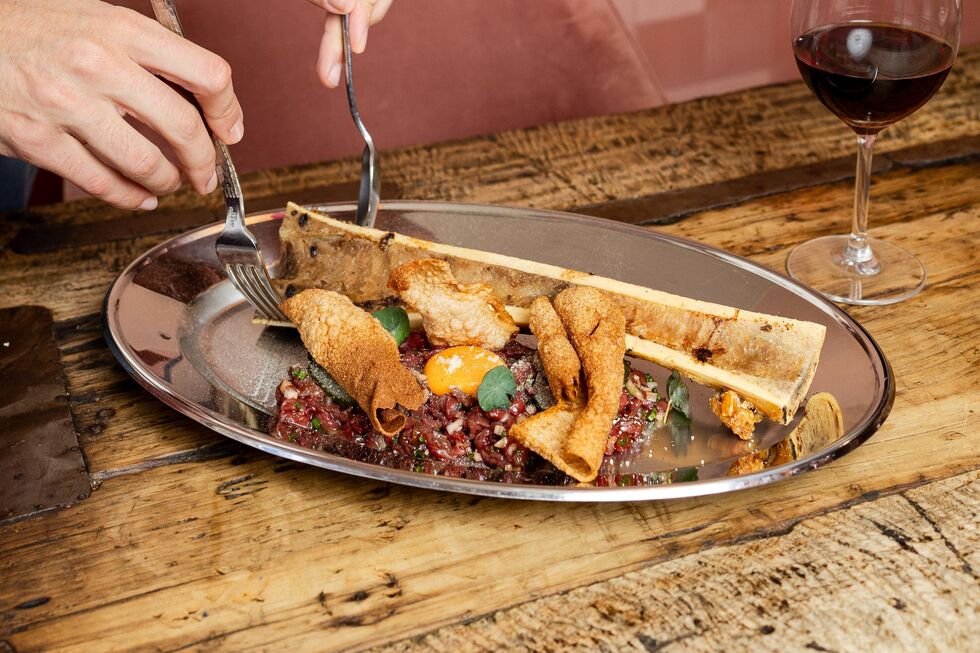 Tártaro de novilho servido em seu tutano