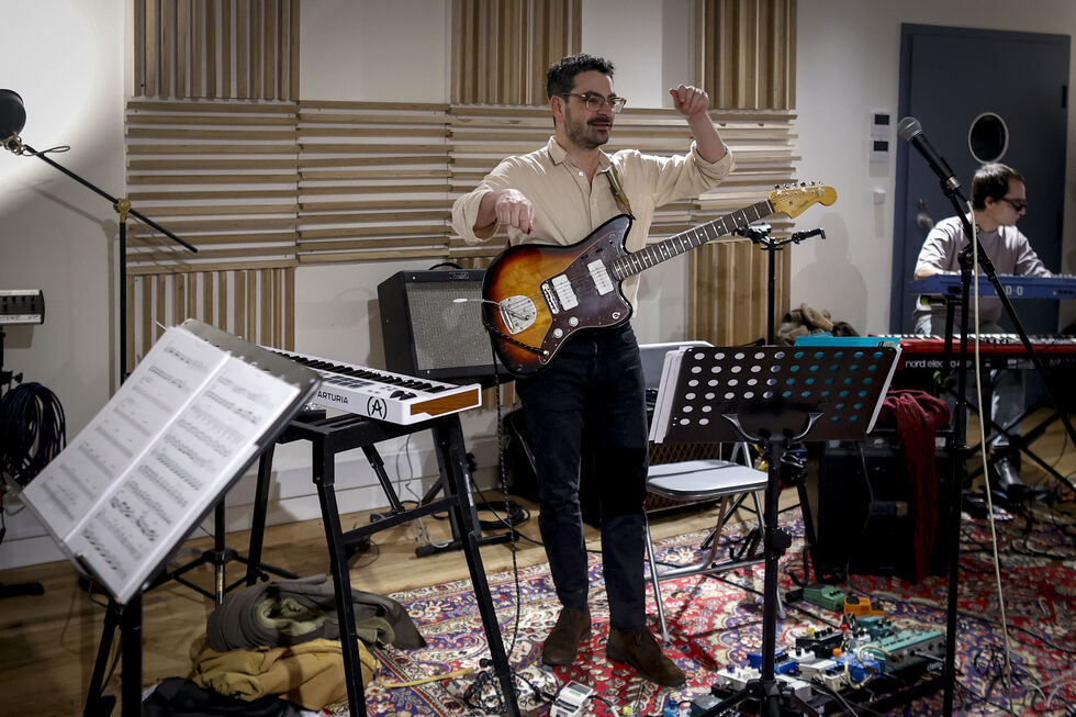 O guitarrista Bruno Pernadas, num ensaio com a sua banda que a SÁBADO acompanhou