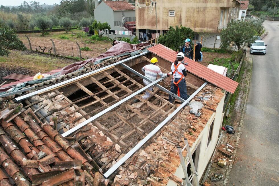 Equipa recupera telhado de Tx Leonilde em Leiria, enquanto Adriano tenta eliminar poças em casa