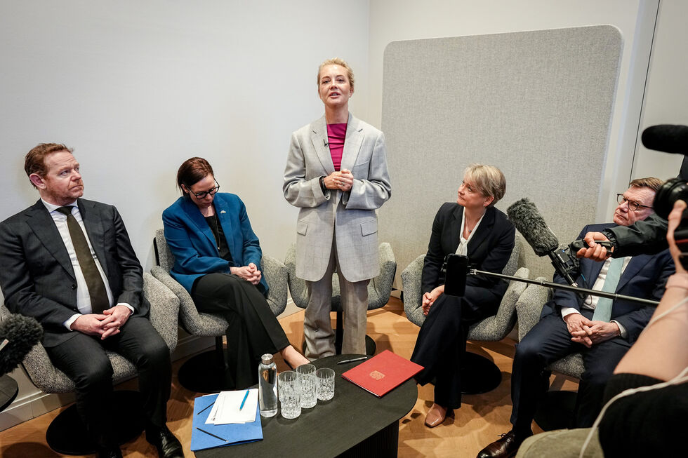 Yulia Navalnaya com os ministros dos Negócios Estrangeiros do Reino Unido, França, Alemanha, Suécia e Países Baixos 