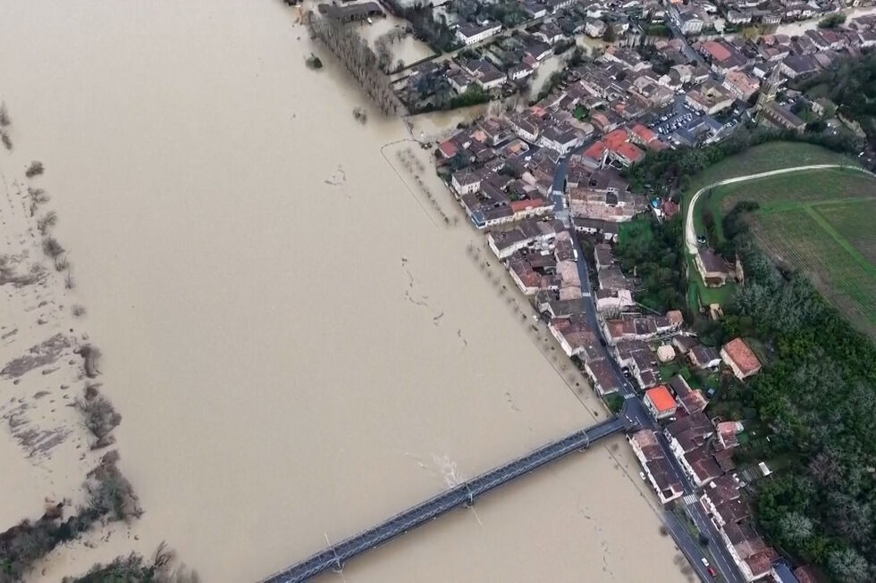Imagens de drone mostram casas e carros submersos devido às cheias no sudoeste de França