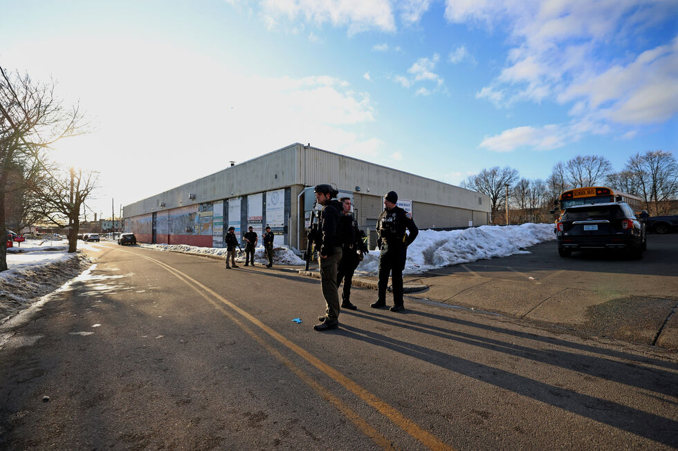 Tiroteio em jogo de hóquei faz dois mortos; incidente de violência doméstica é a principal linha de investigação